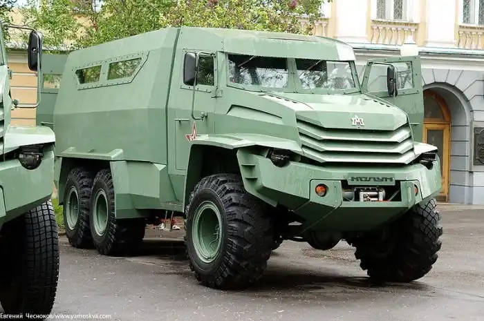 Официальный дебют российских броневиков "Торос" и "Колун"