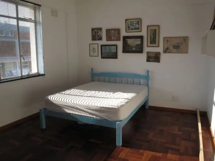 Креативный способ увеличить полезное пространство спальни