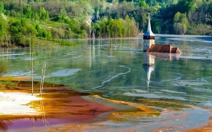 Румынская деревня, на месте которой образовалось токсичное озеро