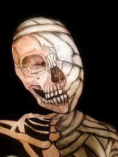 Мастер профессионального макияжа перевоплощается в кого угодно