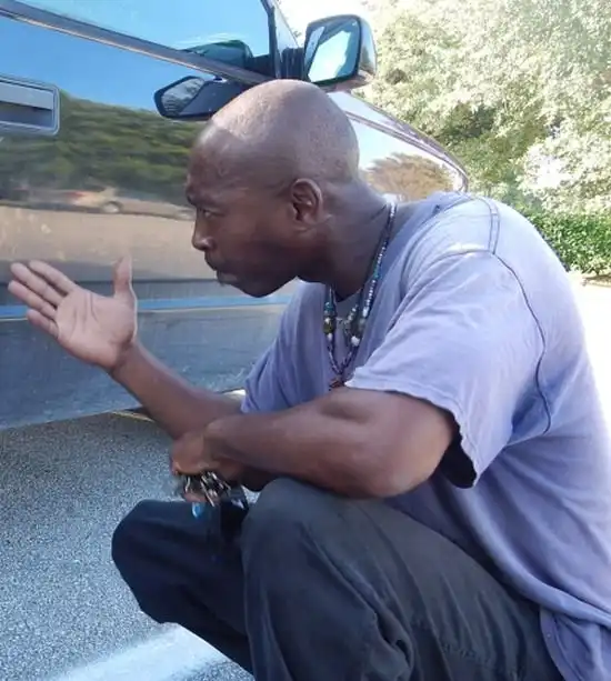 Автолюбитель разрезал свой новый пикап, ради спасения котенка