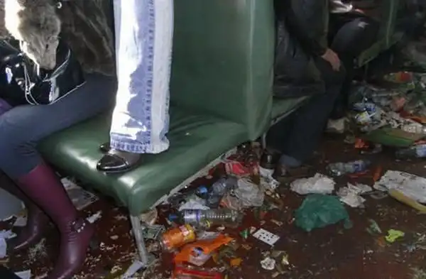 Вагоны китайских электричек больше похожи на свалку