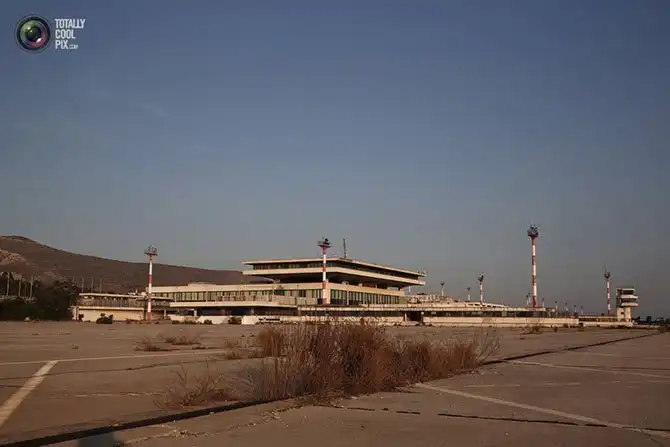 Прогулка по заброшенному международному аэропорту «Эллиникон» в Афинах