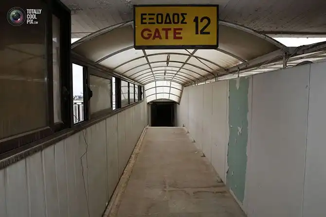 Прогулка по заброшенному международному аэропорту «Эллиникон» в Афинах