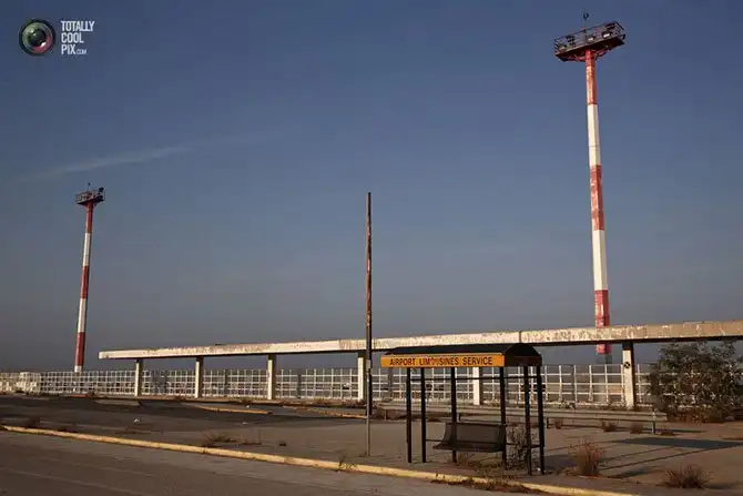 Прогулка по заброшенному международному аэропорту «Эллиникон» в Афинах