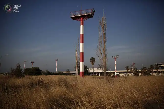 Прогулка по заброшенному международному аэропорту «Эллиникон» в Афинах