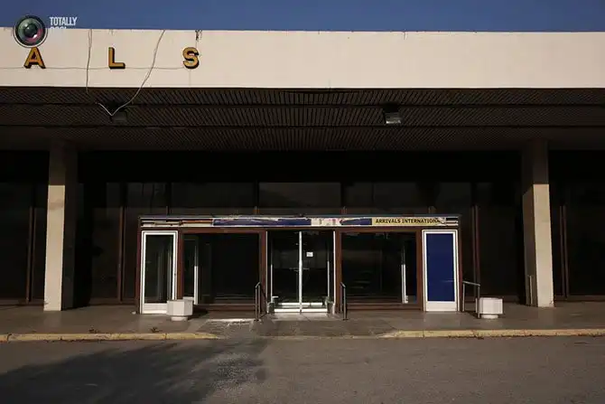 Прогулка по заброшенному международному аэропорту «Эллиникон» в Афинах