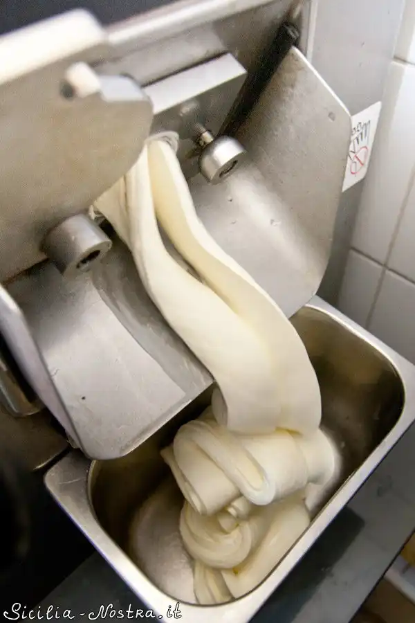 Как делают настоящее сицилийское мороженое