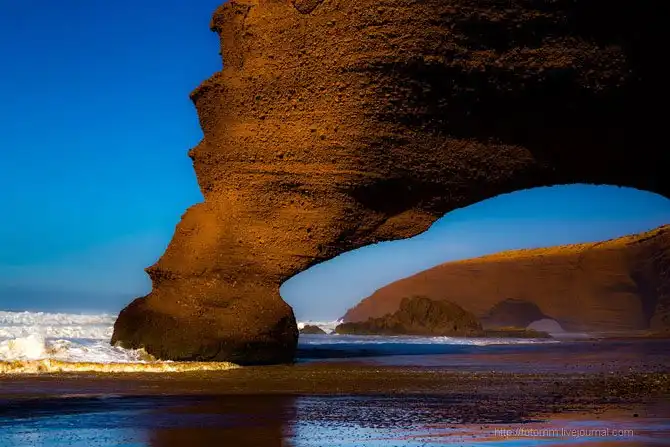 Удивительные глиняно-песчаные арки в Марокко