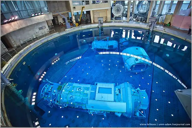 Как космонавты готовятся работать в открытом космосе