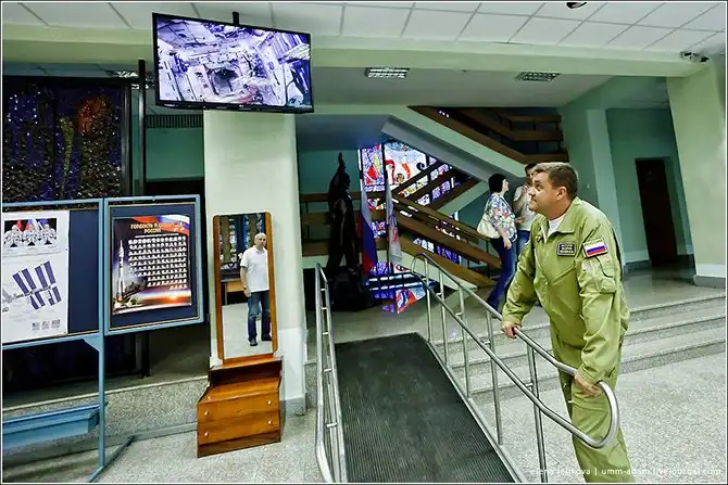 Как космонавты готовятся работать в открытом космосе