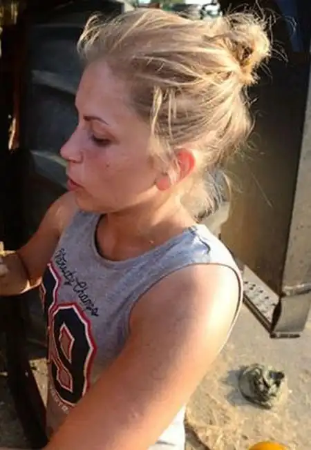 Угадайте, кем работает эта девушка