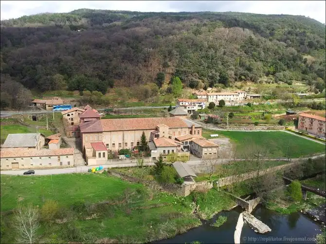 Кастельфульит-де-ла-Рока - город на краю