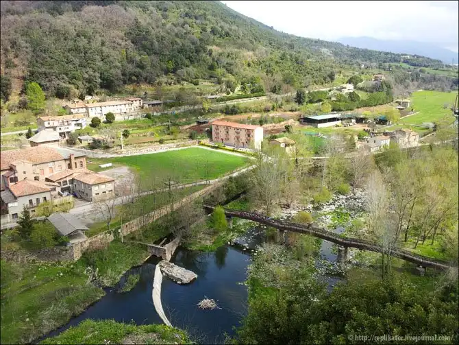 Кастельфульит-де-ла-Рока - город на краю