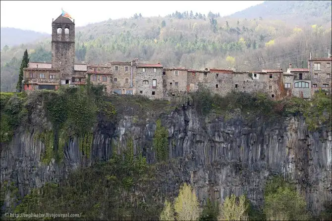 Кастельфульит-де-ла-Рока - город на краю