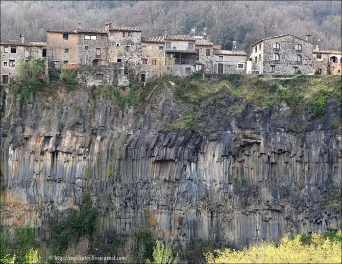 Кастельфульит-де-ла-Рока - город на краю