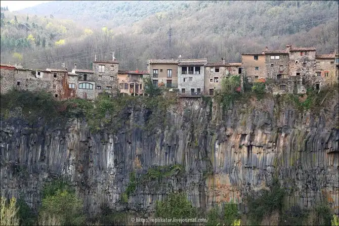 Кастельфульит-де-ла-Рока - город на краю