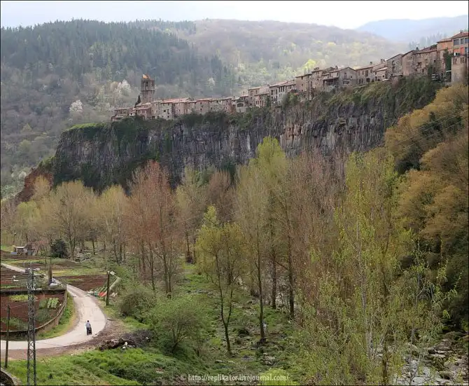 Кастельфульит-де-ла-Рока - город на краю