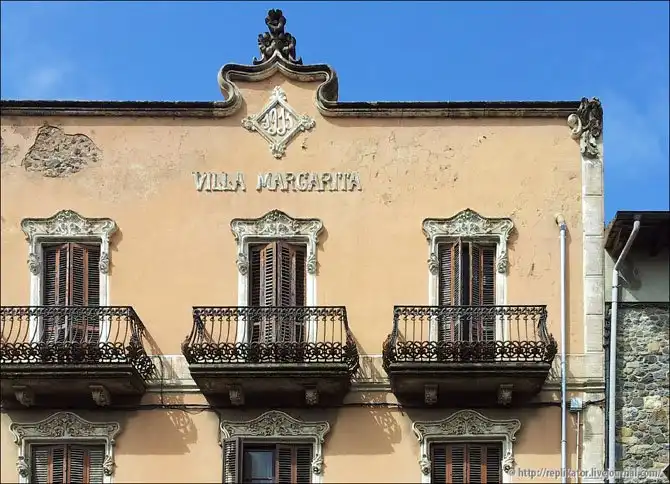 Кастельфульит-де-ла-Рока - город на краю