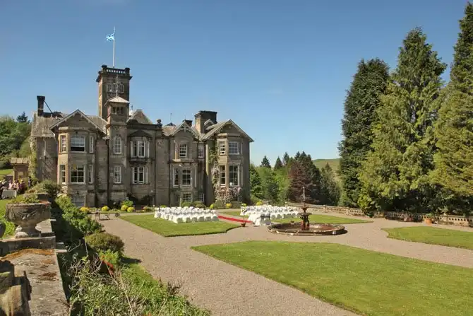 Самые красивые замки мира, в которых можно отдохнуть