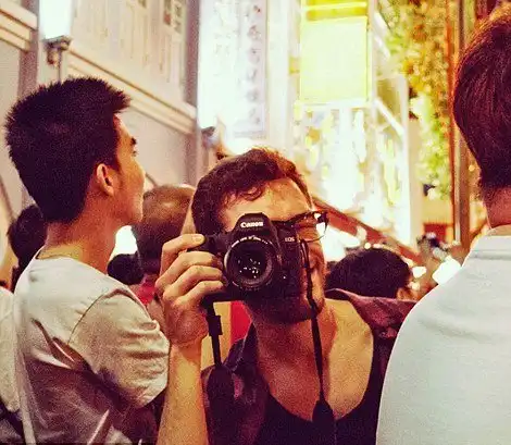 Как счастливая пара фотографирует друг друга