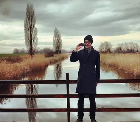 Как счастливая пара фотографирует друг друга