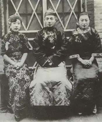 Принцесса, "Лиса-Оборотень", Пилот, Разведчица, Красавица