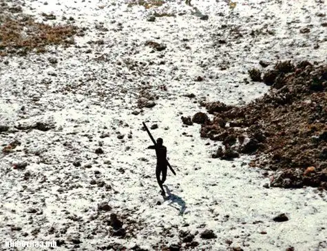 Туземцы убивают всех, кто к ним приплывает