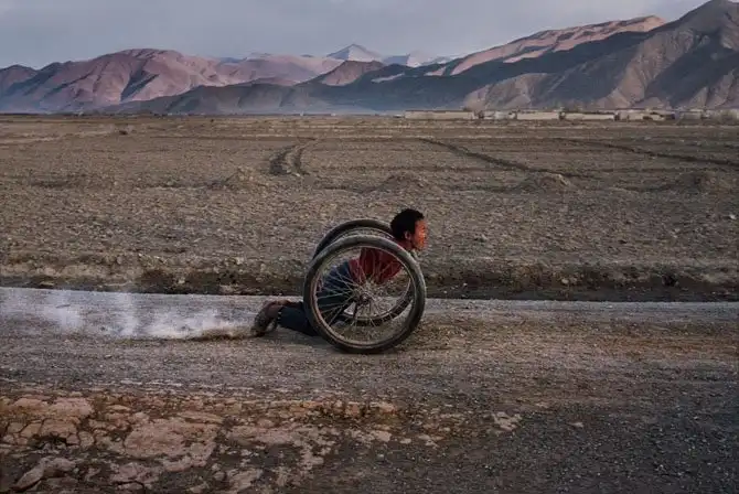 Серия фотографий легендарного Стива МакКарри «Сила игры»