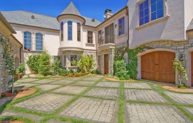 Современные замки богатых людей