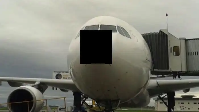 Пассажирский авиалайнер, пролетевший через эпицентр шторма