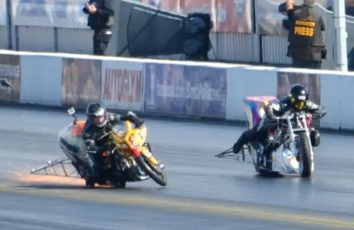 Гонщик выжил после падения с дрэг-мотоцикла на скорости более 300 км/ч