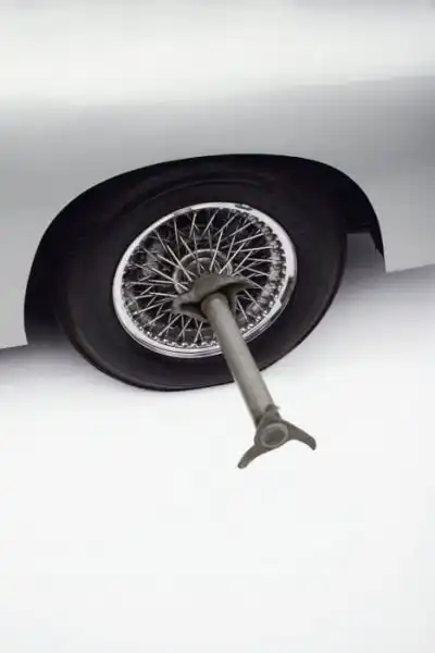 Aston Martin DB5 - машина Джеймса Бонда