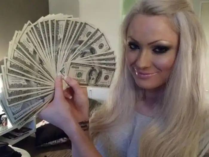 Девушка, мечтающая стать обладательницей самой большой груди