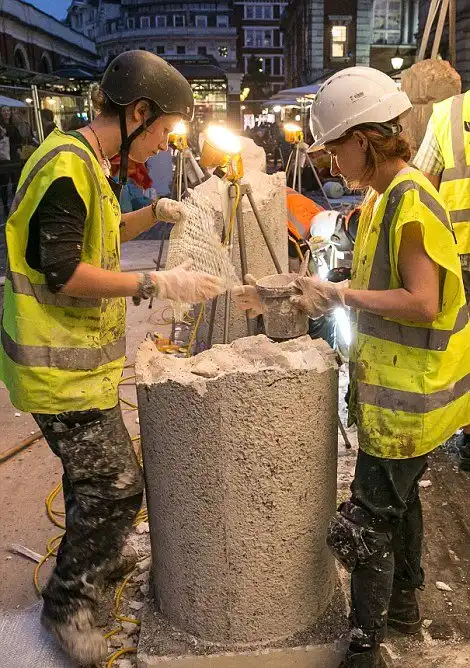 Как висит этот дом ?