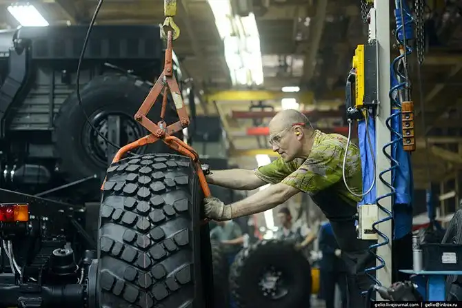 Набережные Челны и автомобильный завод КамАЗ с высоты