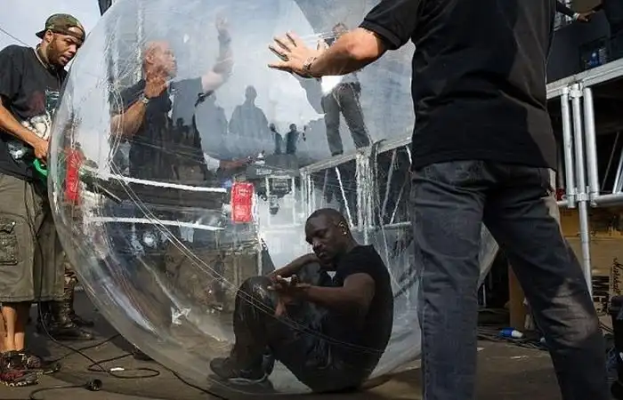 Как не заразиться вирусом Эбола от толпы во время концерта в Африке