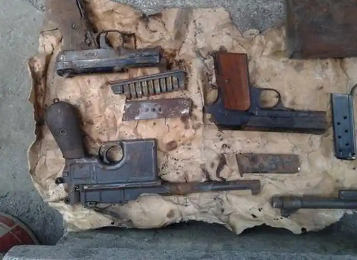 Житель Львова нашел на крыше своего дома скрытый арсенал оружия