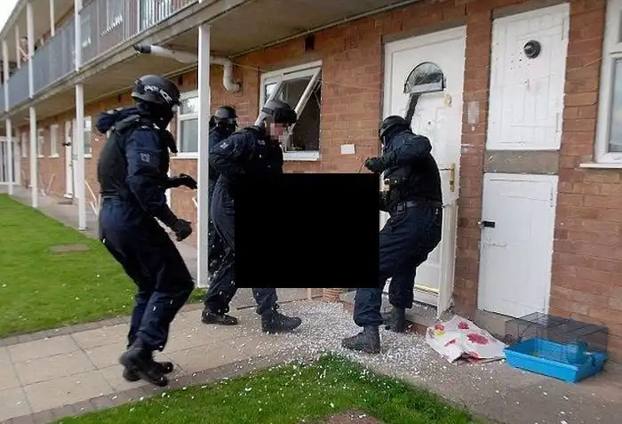 Полицейские из Великобритании не умеют выбивать двери