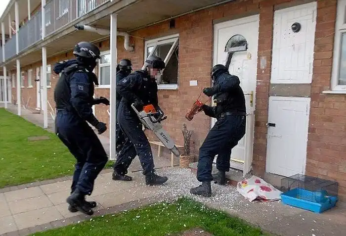 Полицейские из Великобритании не умеют выбивать двери