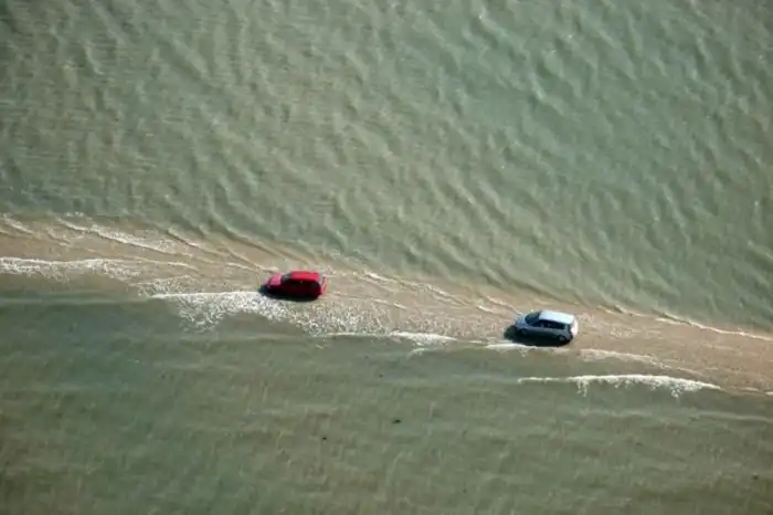 Дорога, проложенная по дну залива