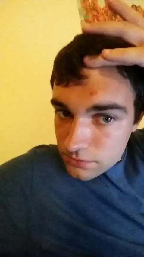 Еще один умник заснул рядом с заряжающимся смартфоном