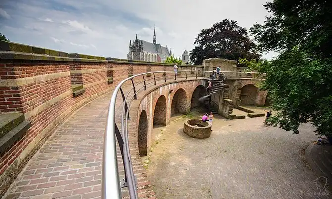 Прогулка по нидерландскому городу каналов