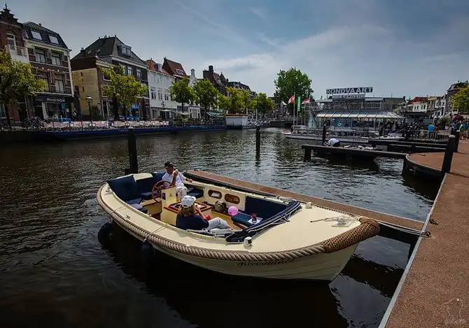 Прогулка по нидерландскому городу каналов