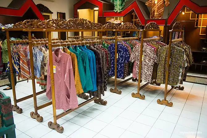 Как делают батик в Индонезии