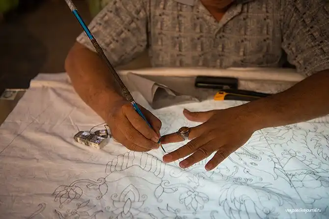 Как делают батик в Индонезии