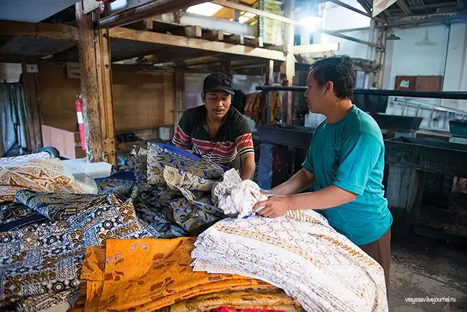 Как делают батик в Индонезии