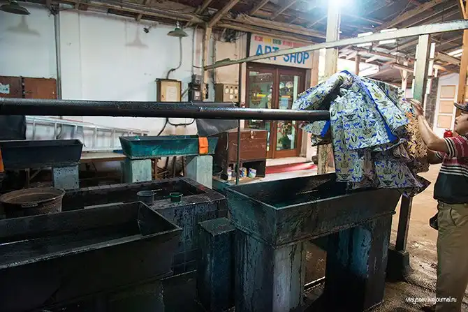 Как делают батик в Индонезии