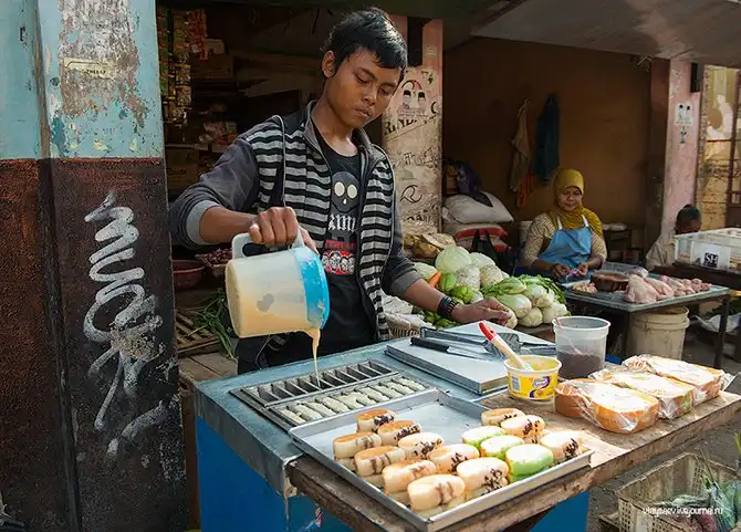 Как делают батик в Индонезии