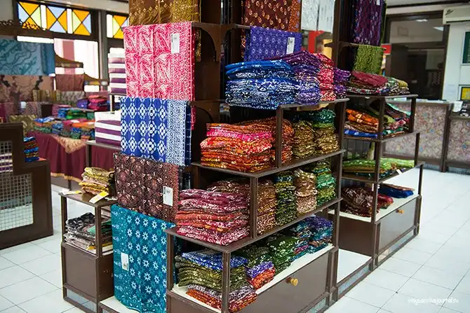 Как делают батик в Индонезии